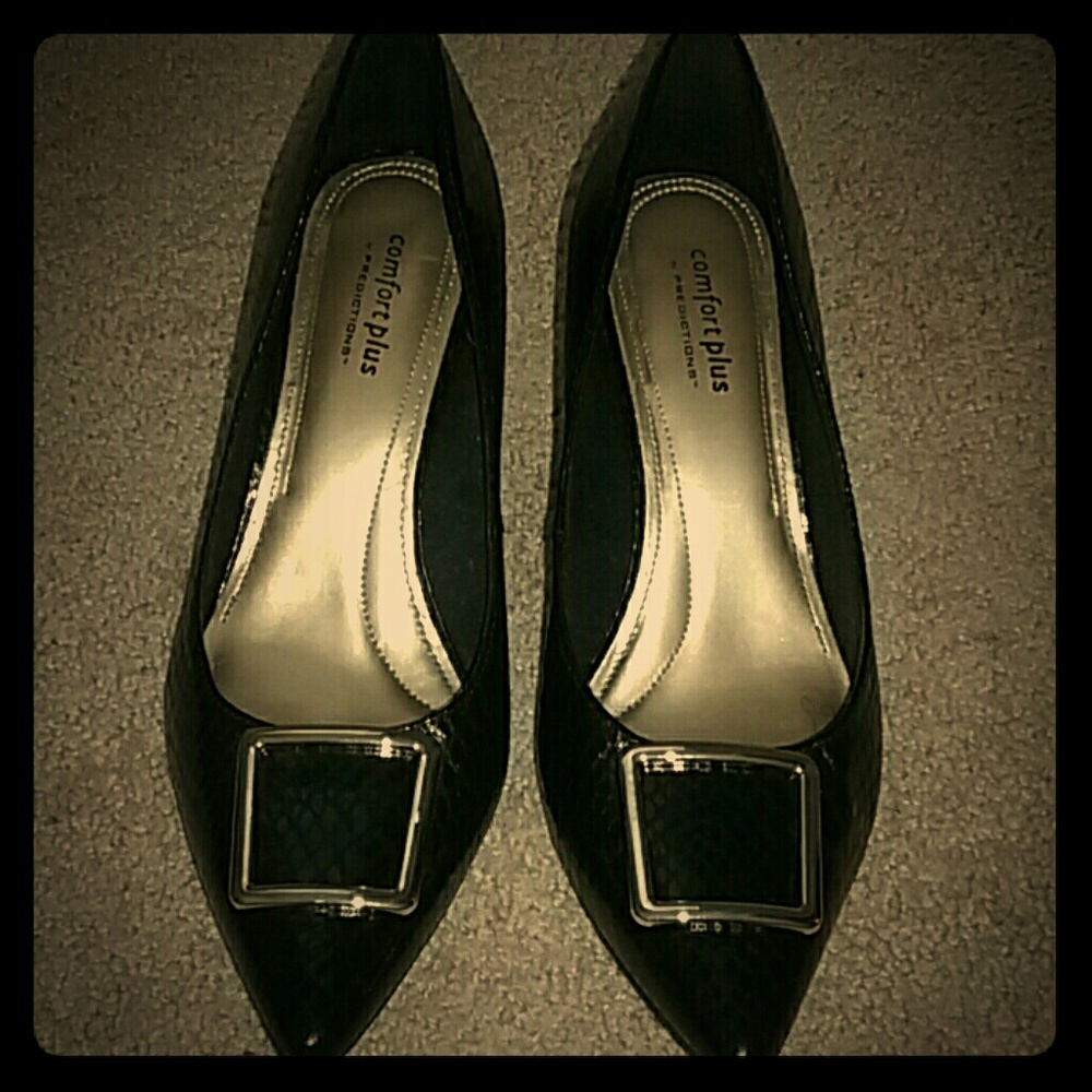 Black pumps with gold buckle